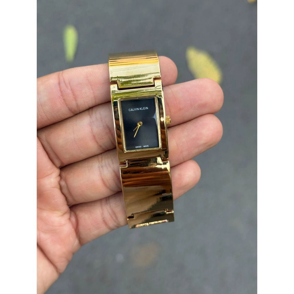 Calvin Klei n Rectangular Women s Gold Black