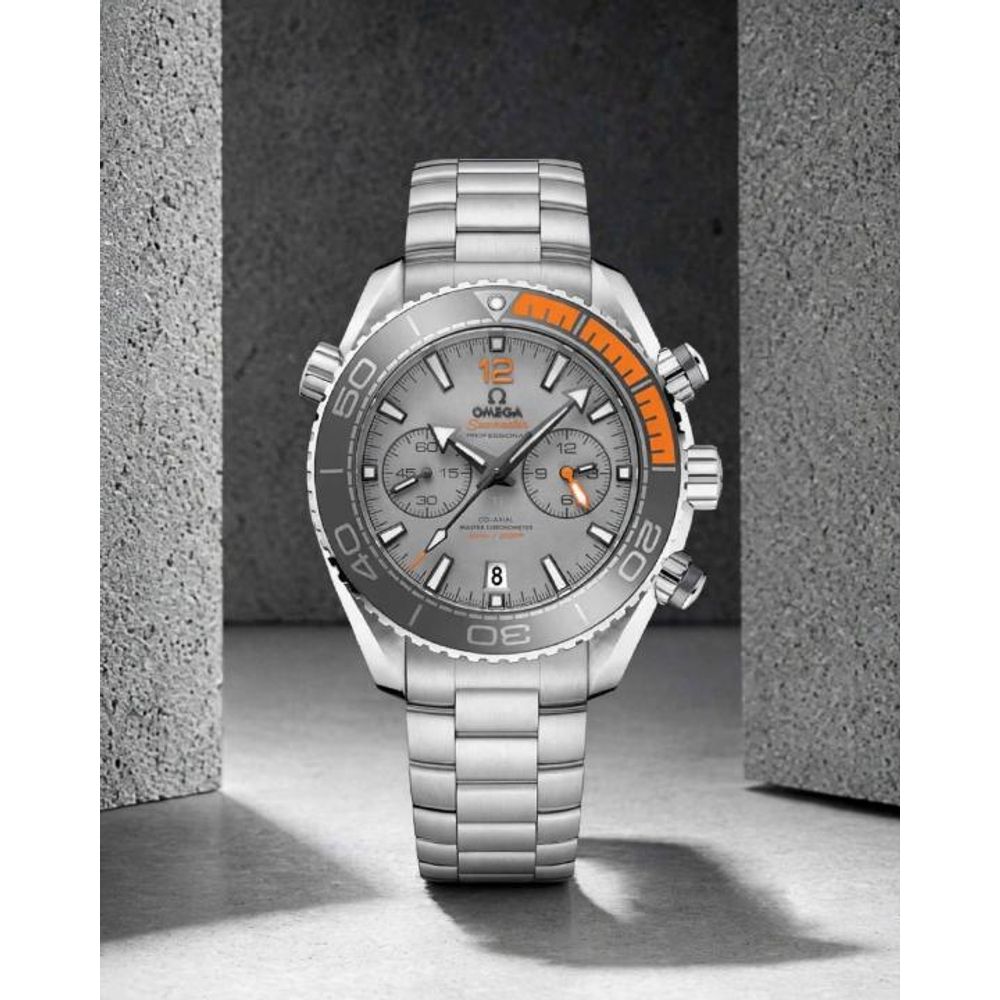 OMEGG_A Seamaster Planet Ocean 600M Co-Axial Chronograph plan silver gray.