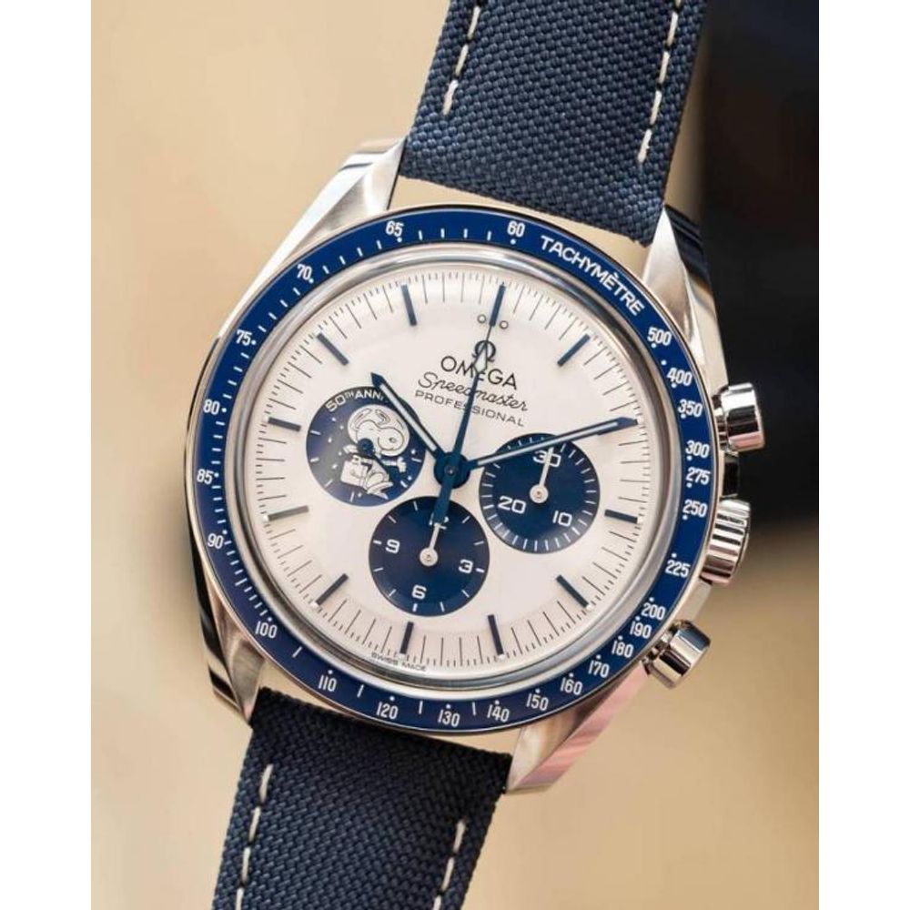 Omegg_a speedmaster Snoopy 50Th Anniversary