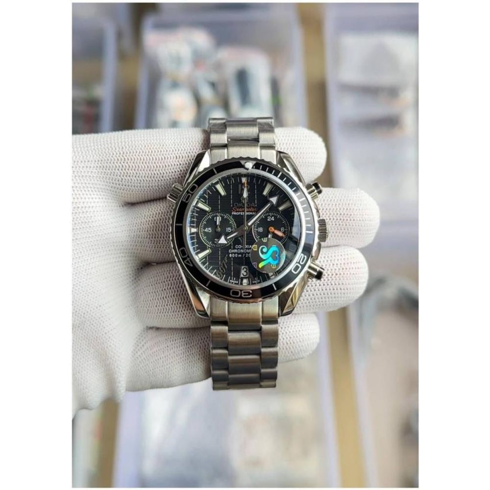 OMEGG_A Seamaster Planet Ocean 600M Co-Axial Chronograph 007 silver Black .