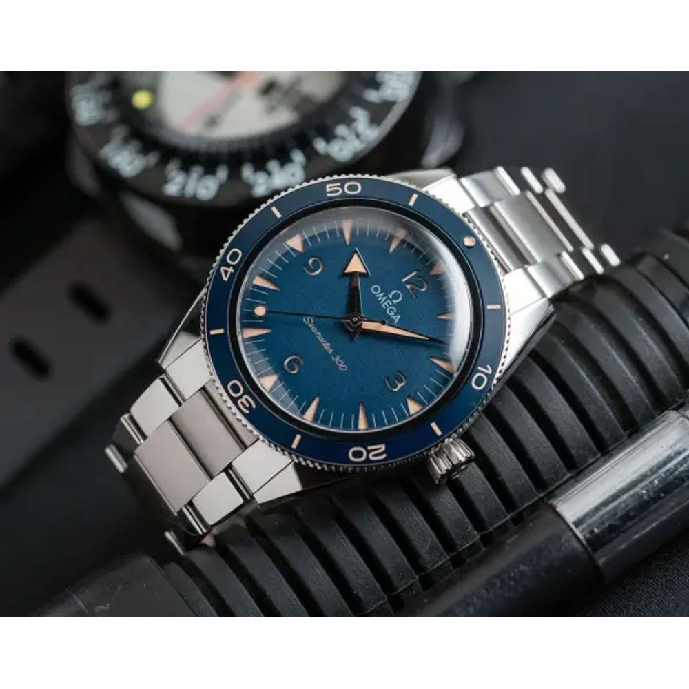 Omeg_ga Seamaster 300 Co-Axial Master Chronometer silver blue