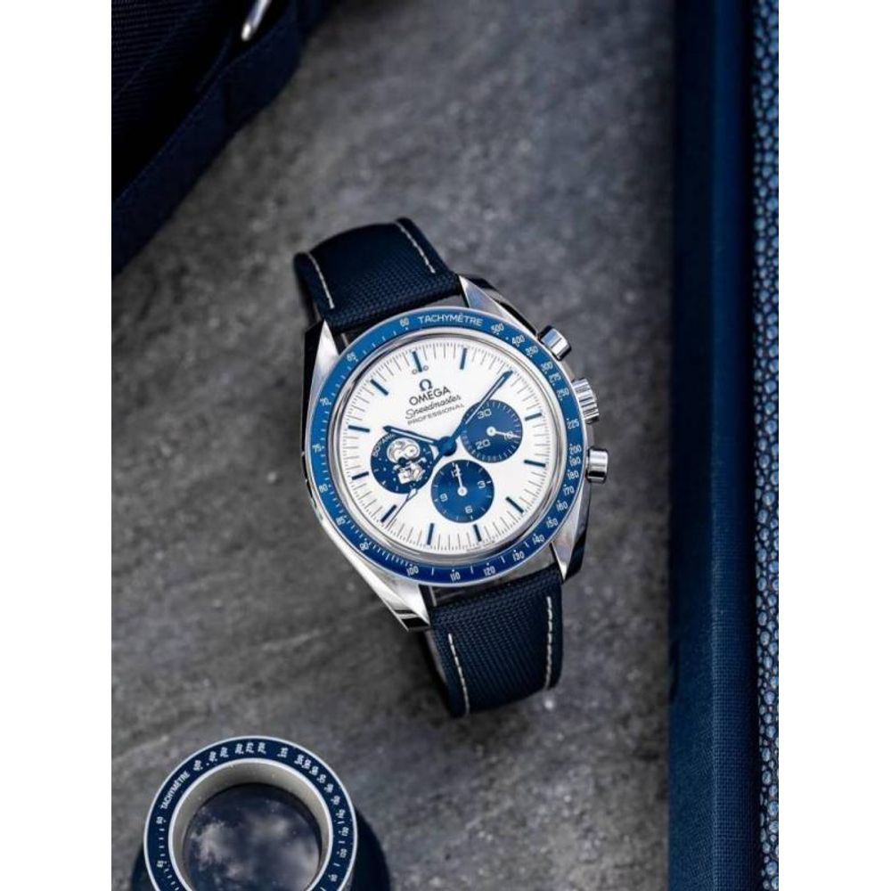 Omegg_a speedmaster Snoopy 50Th Anniversary