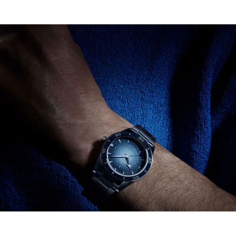 Omeg_ga Seamaster 300 Co-Axial Master Chronometer silver sky blue