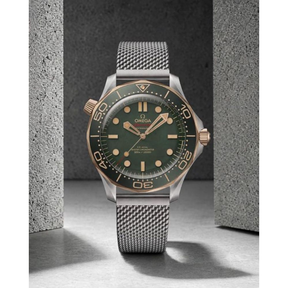 Omegg_a seamaster diver 300M automatic silver green