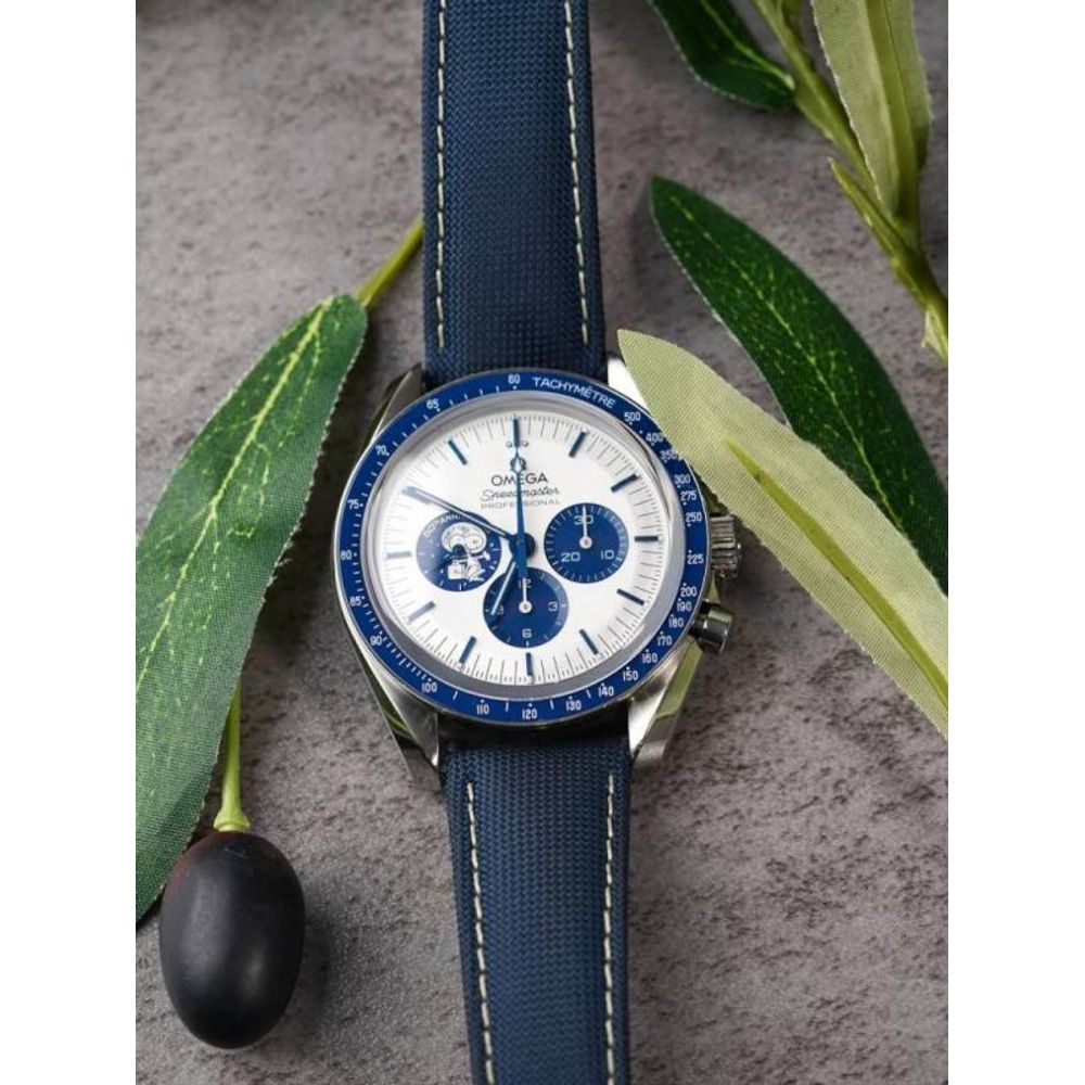 Omegg_a speedmaster Snoopy 50Th Anniversary