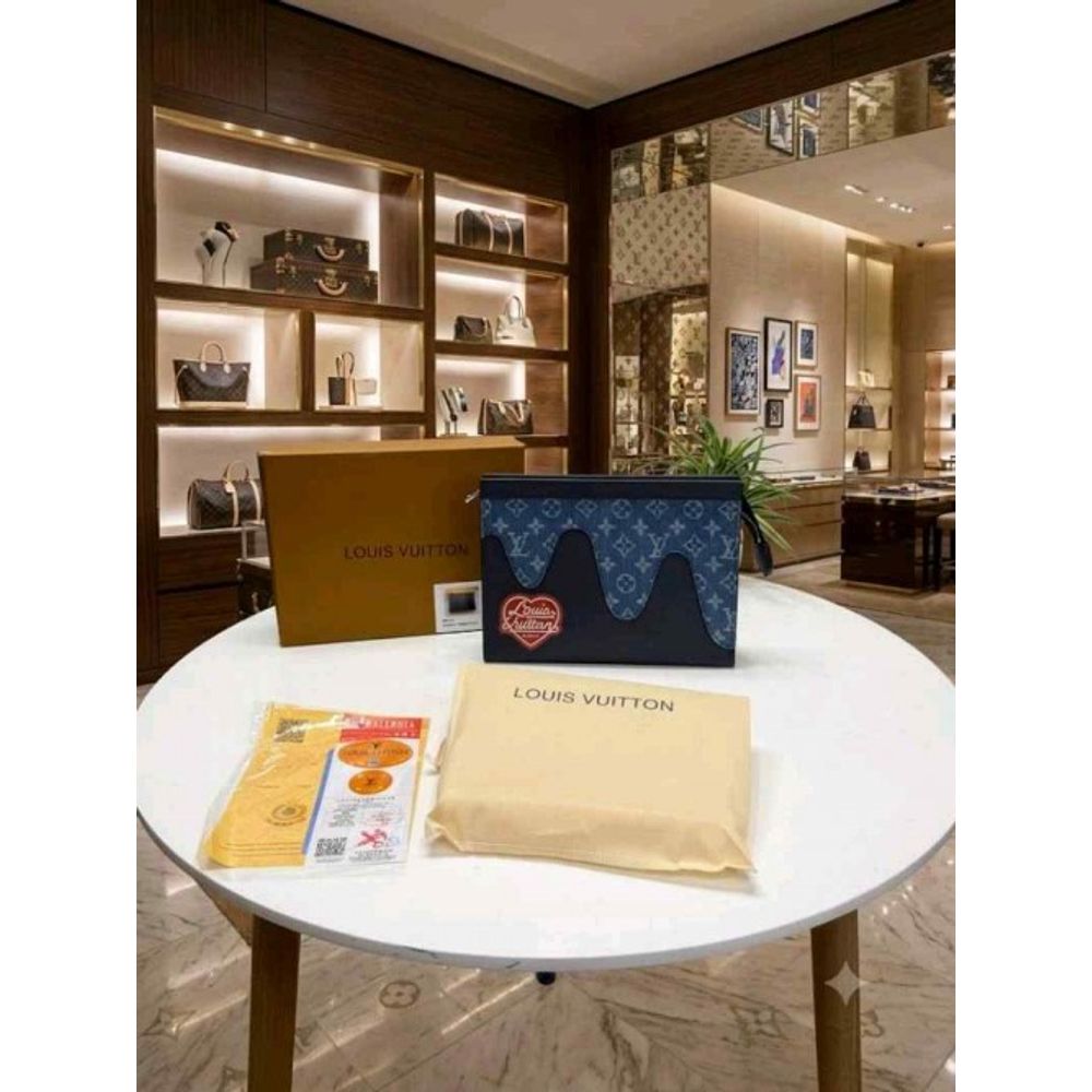 Louiis vuitton lv PREMIUM LEATHER Toiletry Messenger Pouch WITH OGBOX CARDS DUSTBAG TAGS ETC