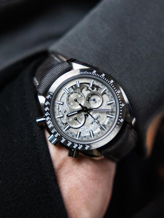 Omegg_a  Speedmaster Dark Side of the Moon