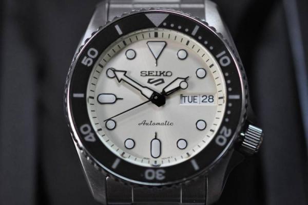 Seiko 5 Sports Automatic silver light yellow