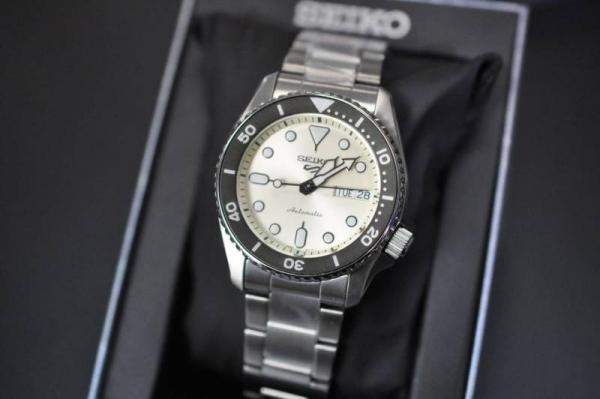 Seiko 5 Sports Automatic silver light yellow