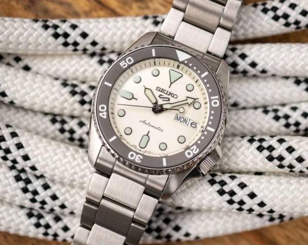 Seiko 5 Sports Automatic silver light yellow