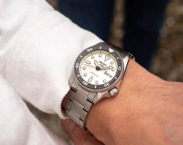 Seiko 5 Sports Automatic silver light yellow