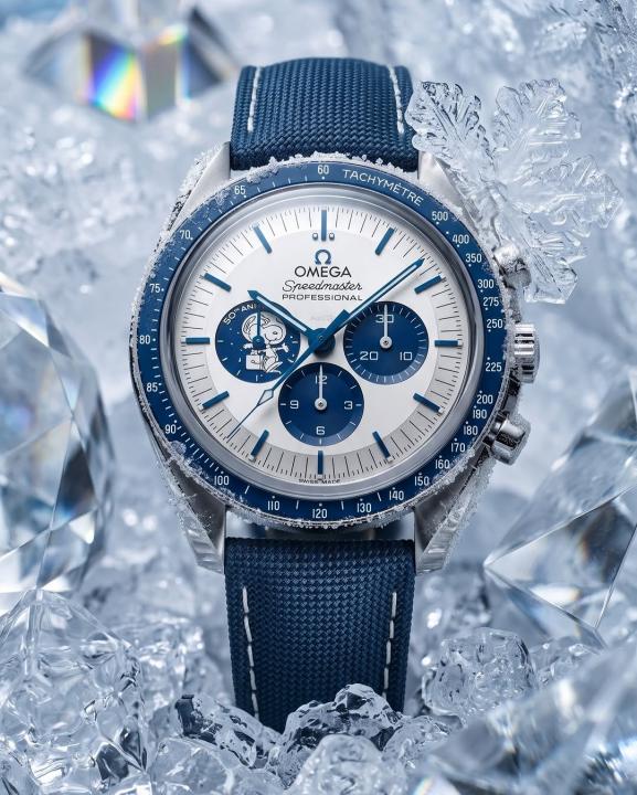 Omegg_a Speedmaster Silver Snoopy