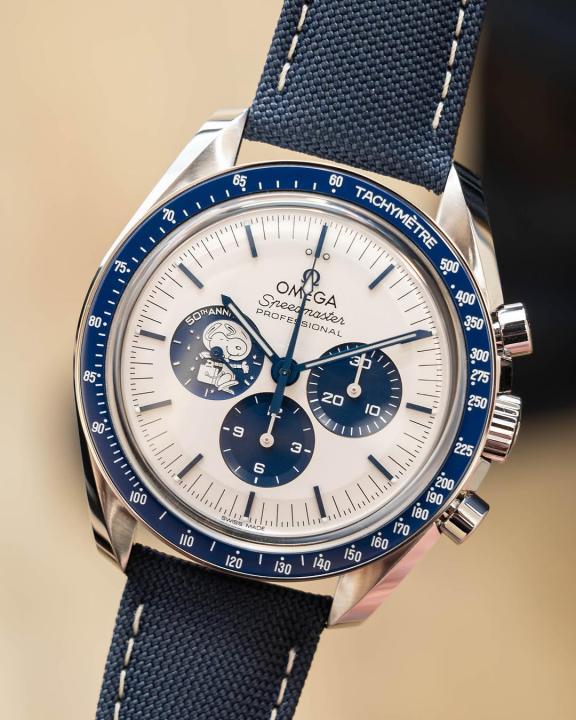 Omegg_a speedmaster Snoopy 50Th Anniversary