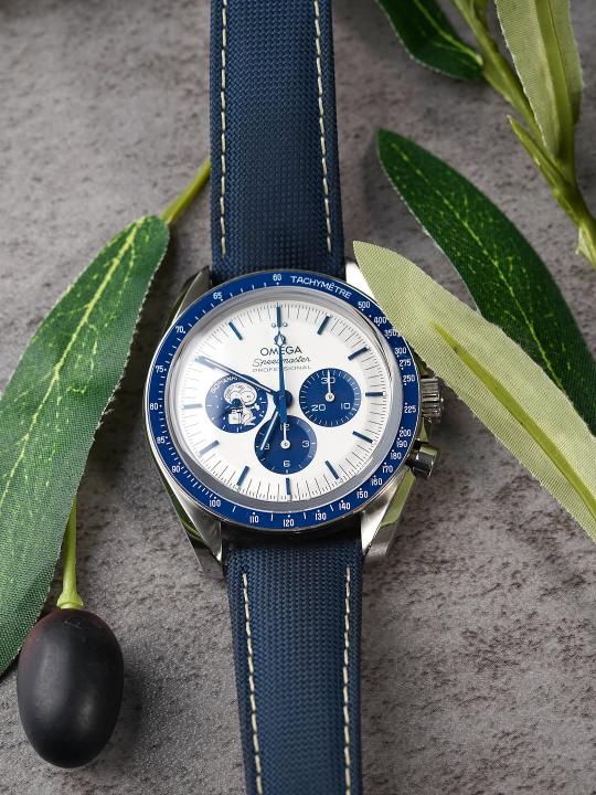 Omegg_a speedmaster Snoopy 50Th Anniversary