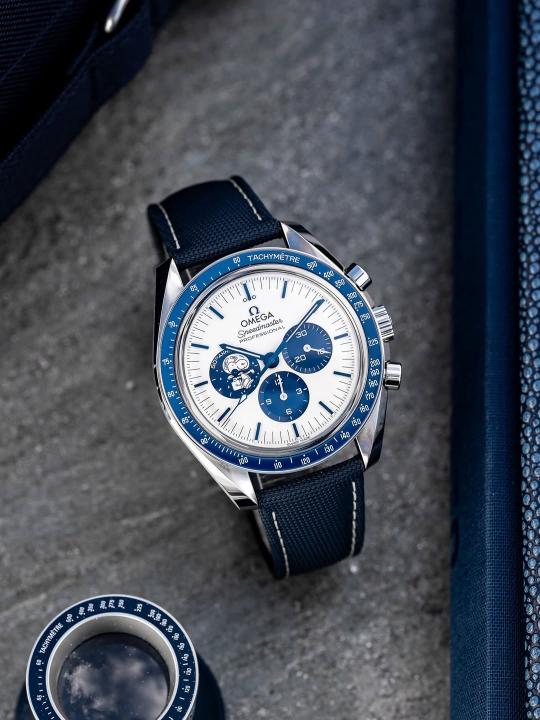 Omegg_a speedmaster Snoopy 50Th Anniversary